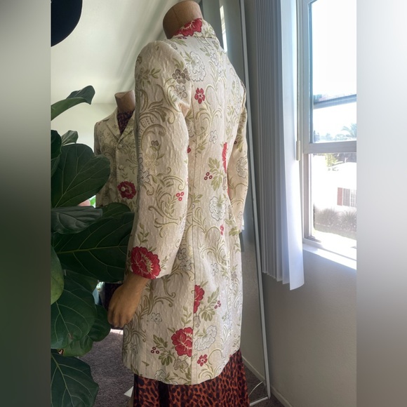 Apostrophe Luxury Is A State Of Mind coat - Picture 2 of 7